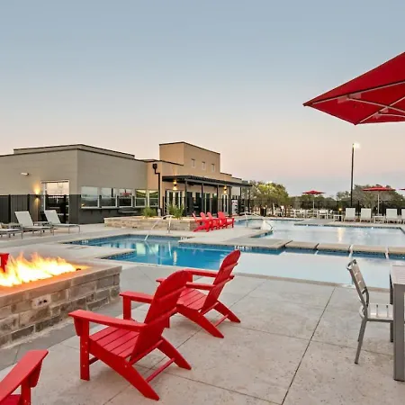 Resort Style - Minutes From Hospital - Pool, Gym, Free Wi-Fi